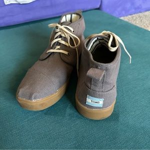 EUC Mens Toms